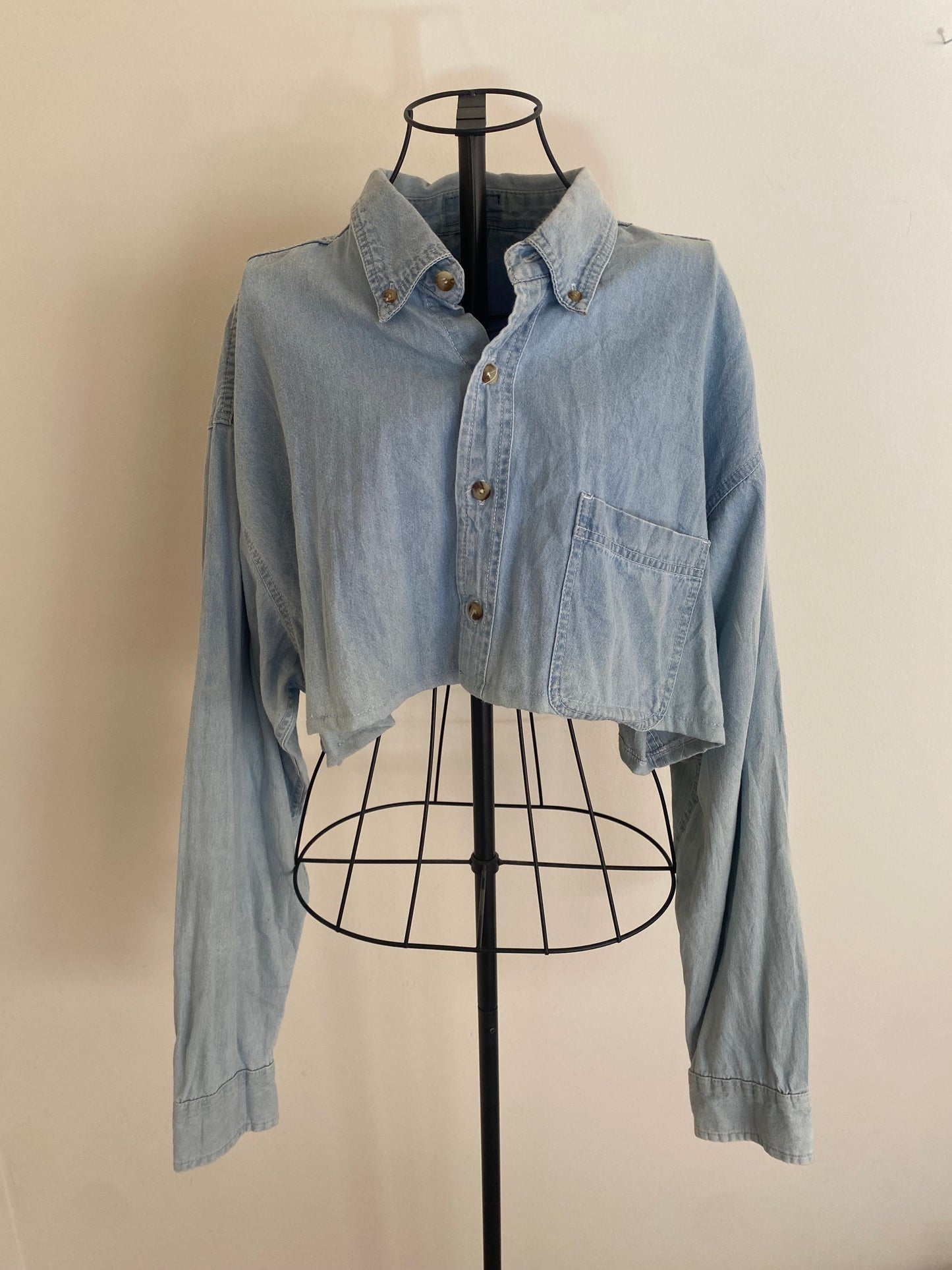 cropped Levi’s denim button up